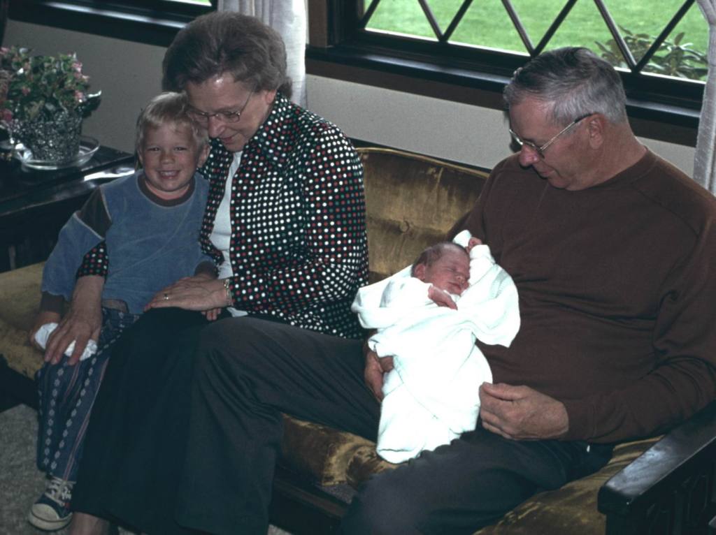 Gramphi Remembered/1024x768_1976-05-06-00-Grandparents-Leaving.JPG